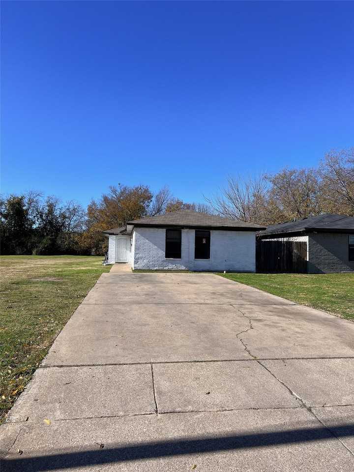 3848 Waldorf St - Photo 2 of 7