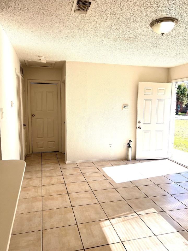 3848 Waldorf St - Photo 3 of 7