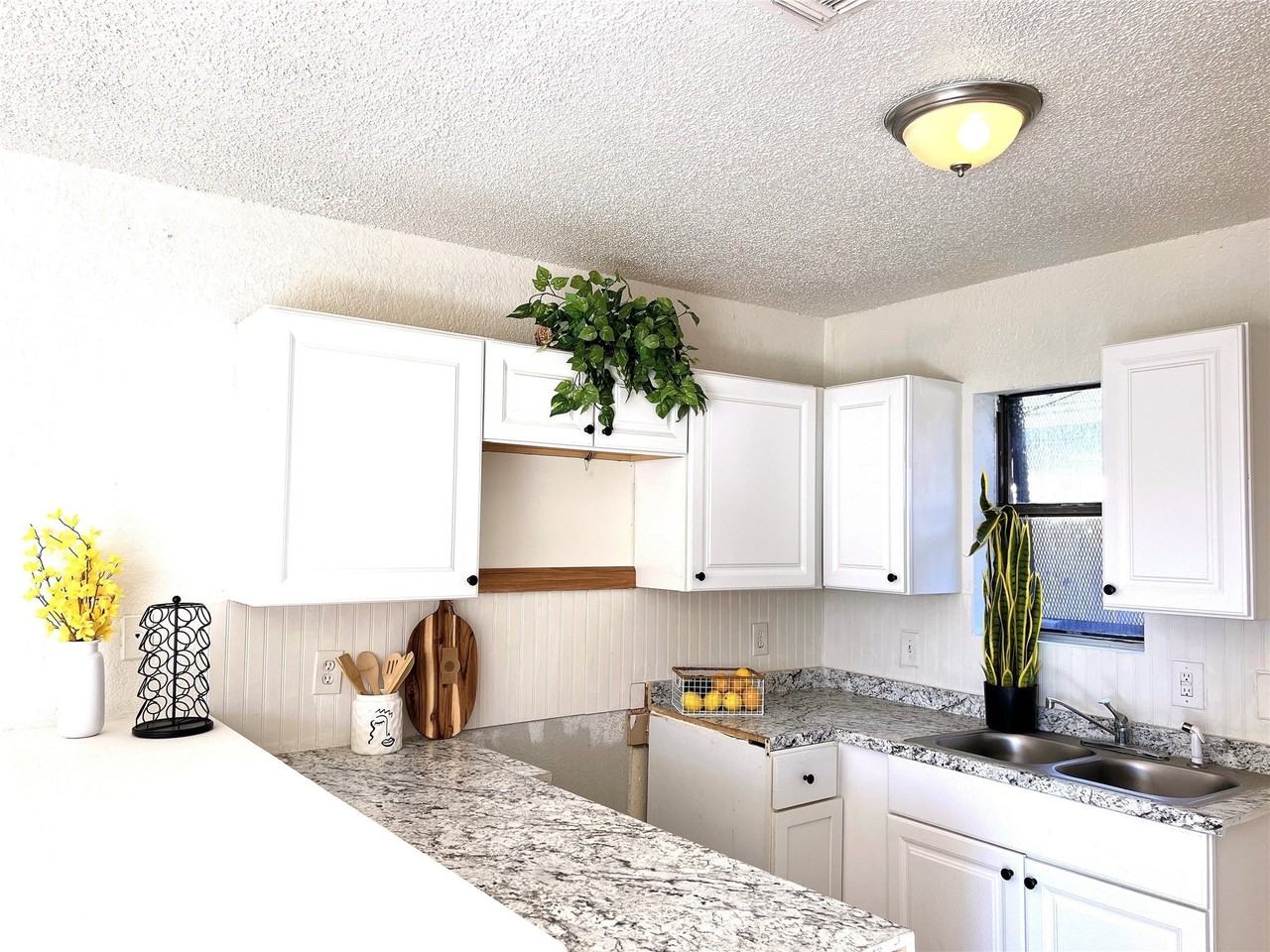 3848 Waldorf St - Photo 4 of 7
