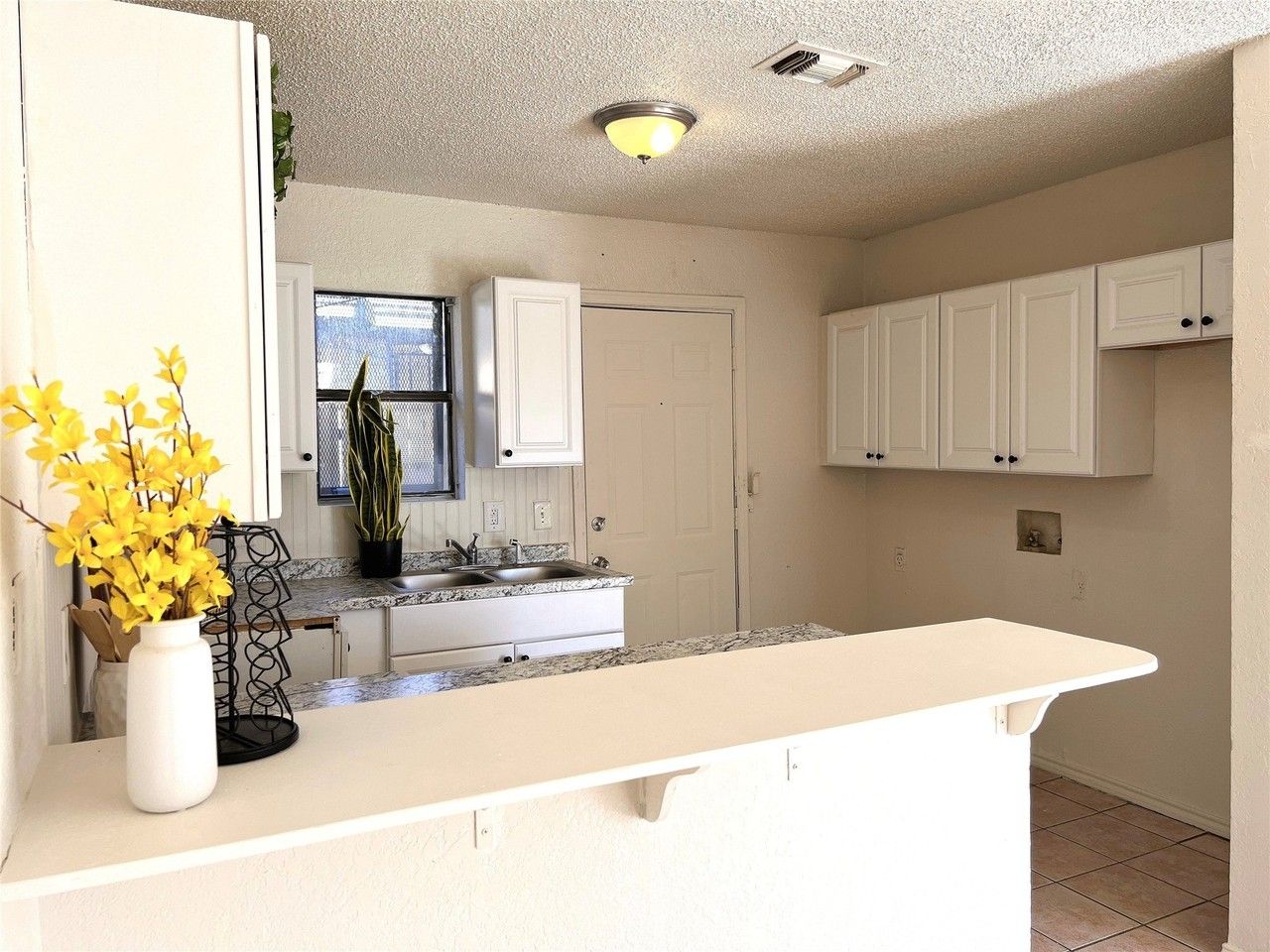 3848 Waldorf St - Photo 5 of 7