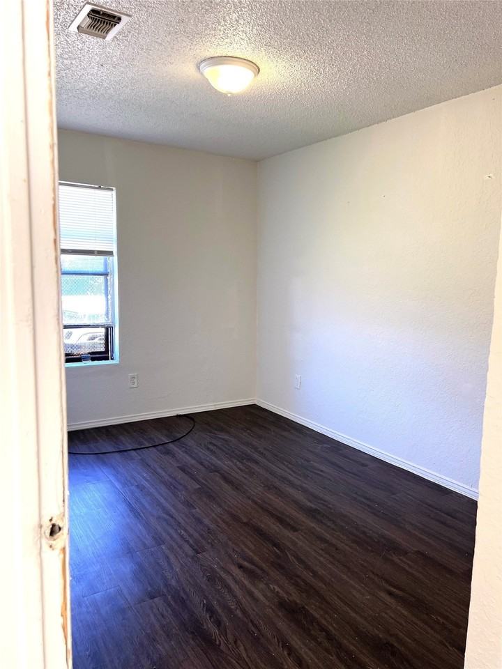 3848 Waldorf St - Photo 6 of 7