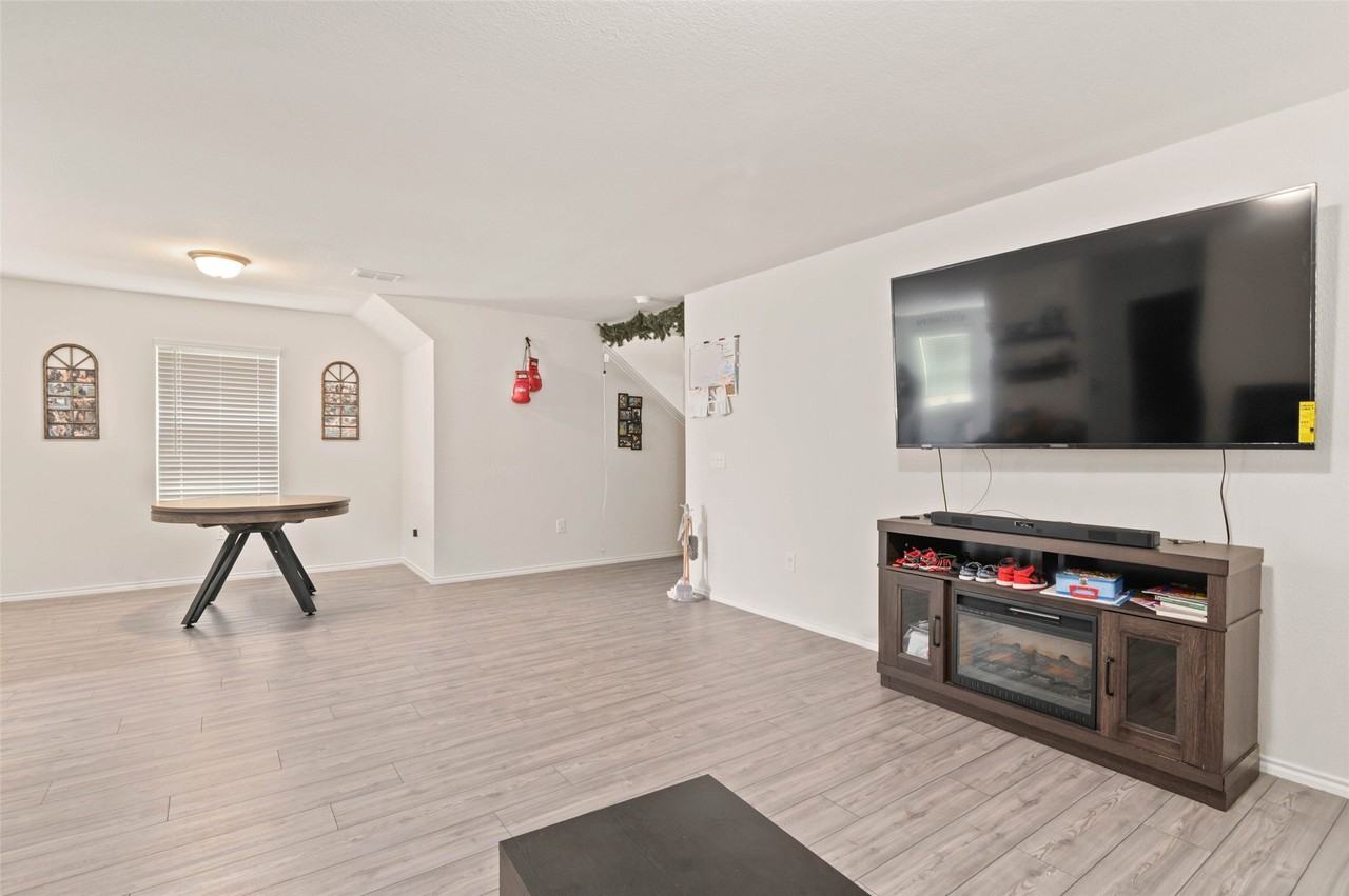 7016 Calshot Rd - Photo 4 of 28