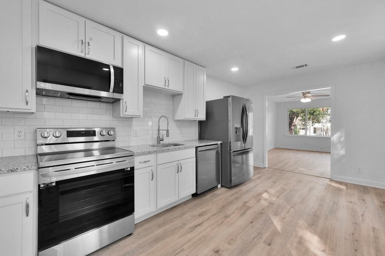 723 Lakewood Rd - Photo 3 of 21