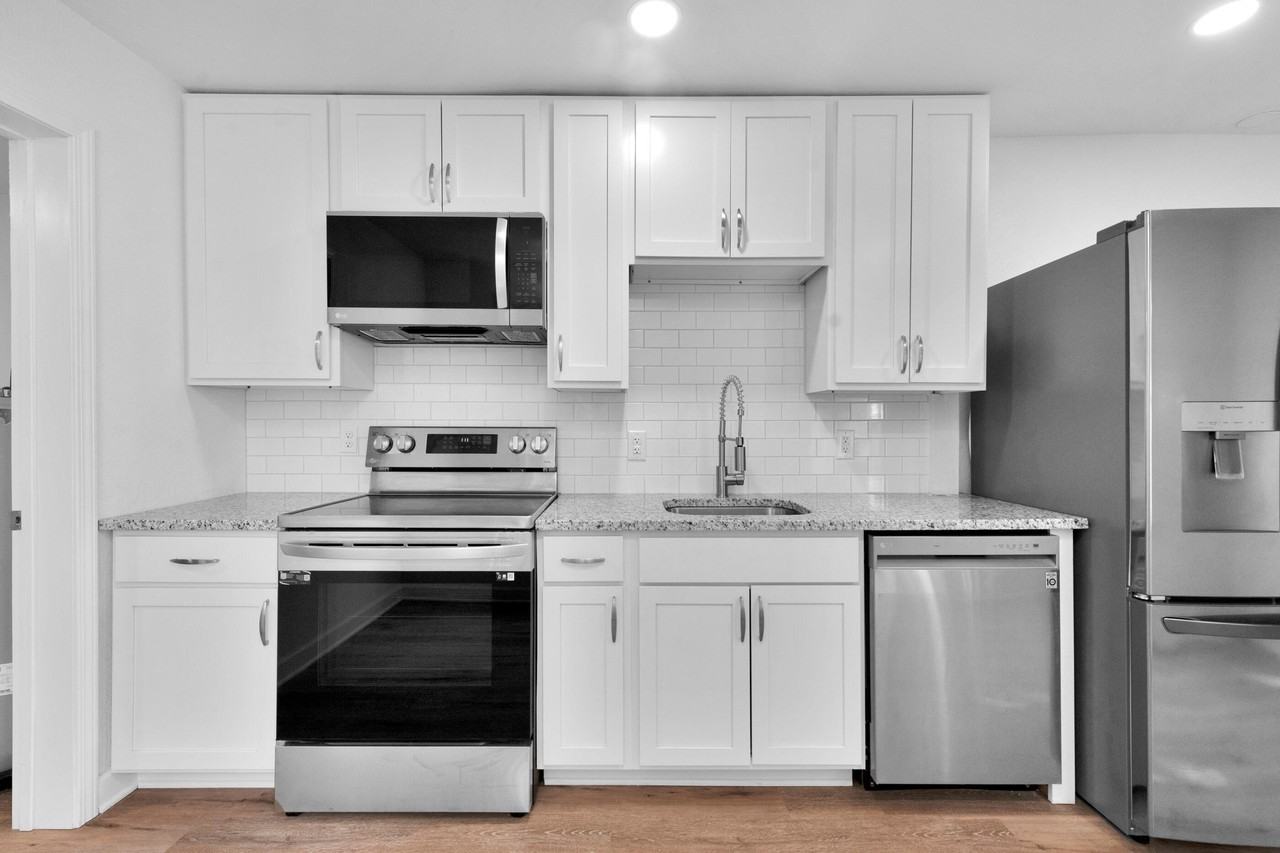 723 Lakewood Rd - Photo 4 of 21