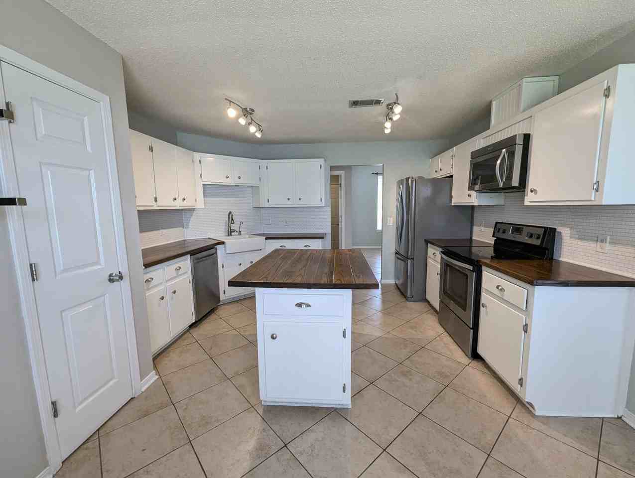 9516 Brentwood Blvd - Photo 7 of 22