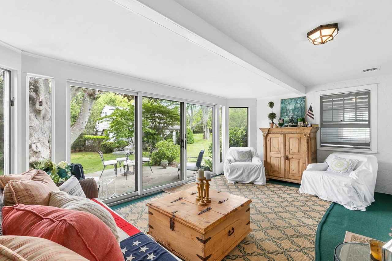 42 Peconic Ave - Photo 6 of 24