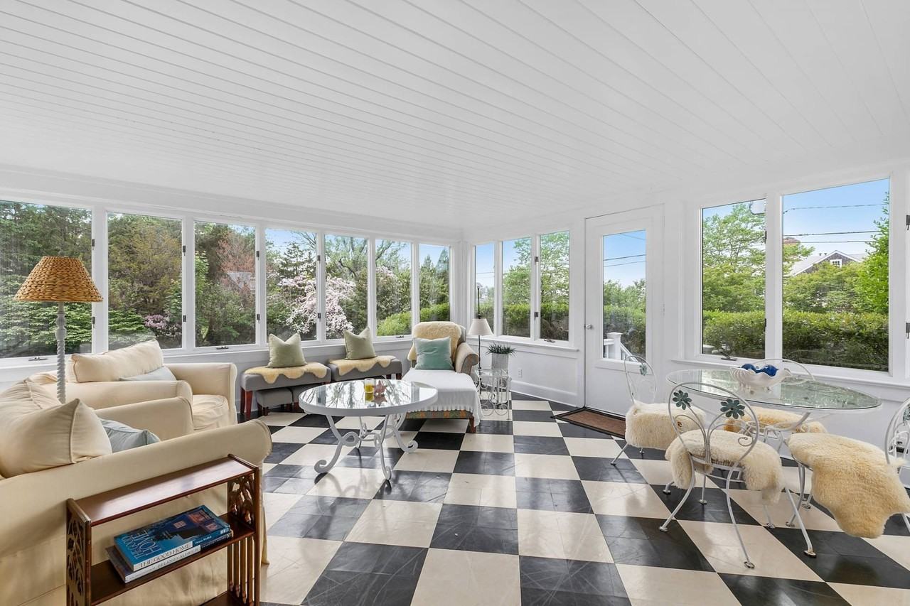42 Peconic Ave - Photo 7 of 24