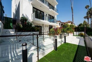 137 N Doheny Dr #1 - Photo 3 of 8