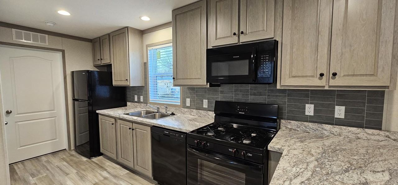 2415 Catalpa St #61 - Photo 2 of 8