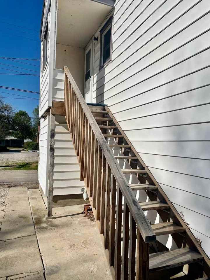 527 E 6th St - Photo 4 of 18