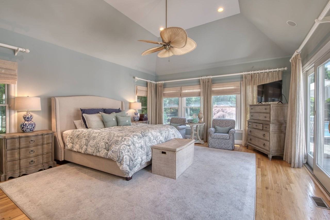 165 Tuckahoe Ln - Photo 6 of 13