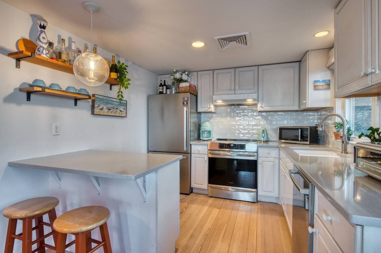 3675 Noyack Rd - Photo 5 of 12