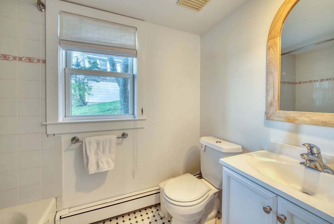 3675 Noyack Rd - Photo 7 of 12