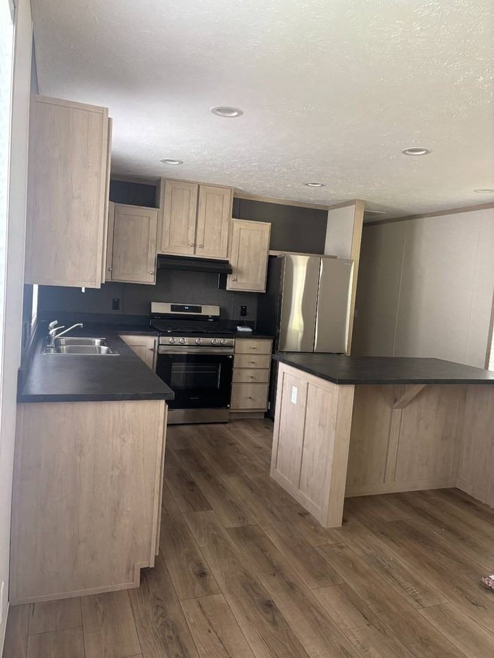808 Stanley St #900 - Photo 2 of 10