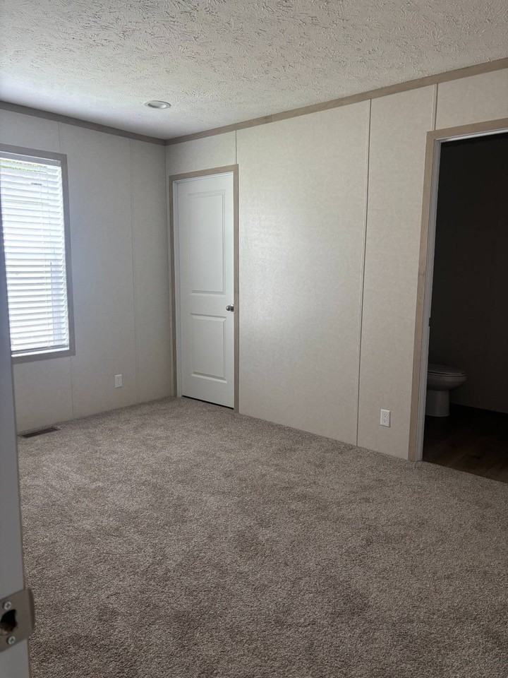 808 Stanley St #900 - Photo 4 of 10