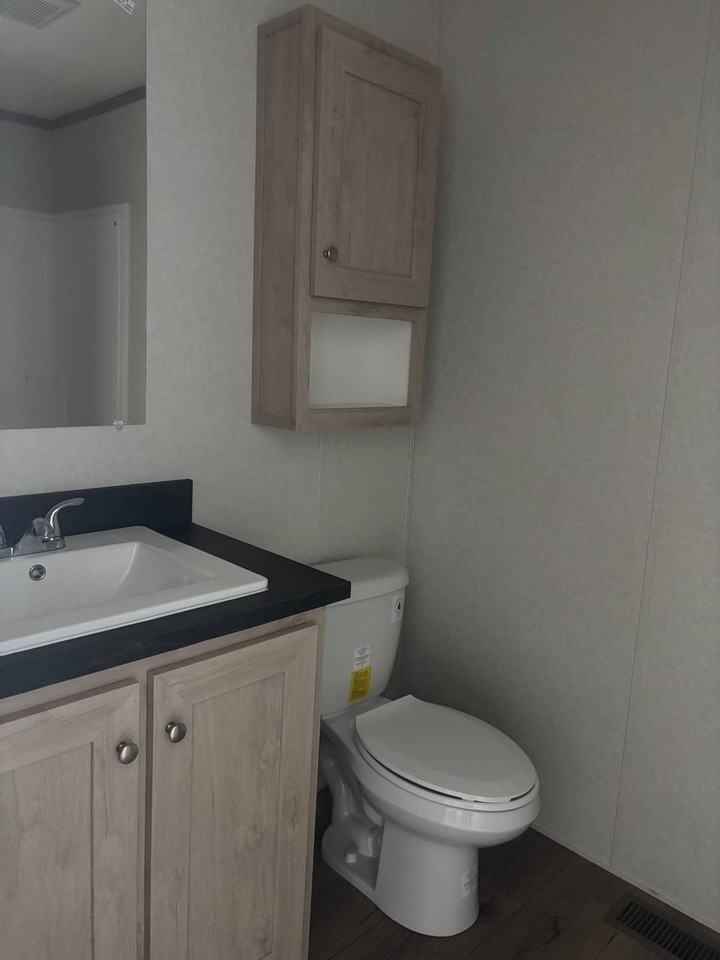 808 Stanley St #900 - Photo 5 of 10