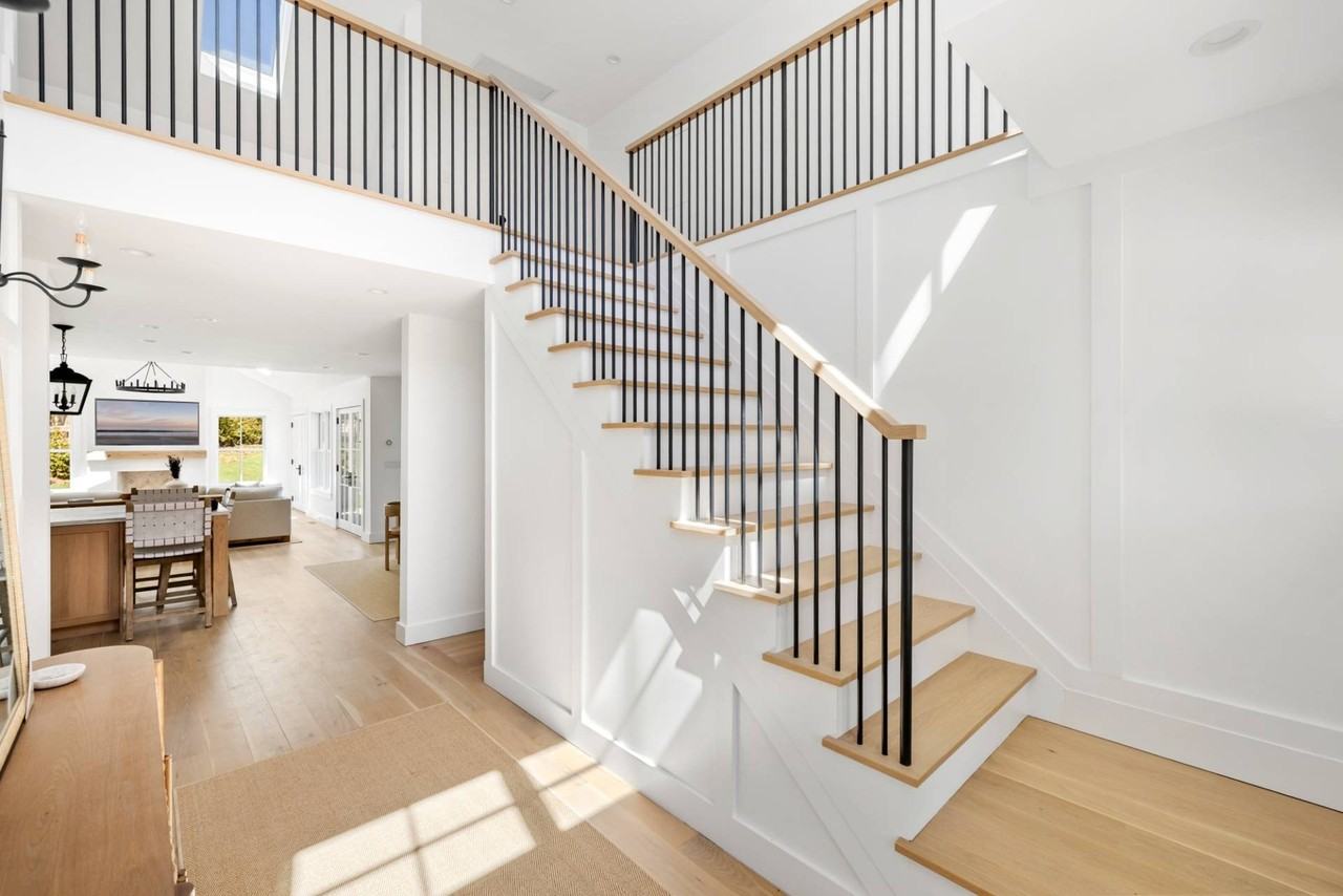 571 Pantigo Rd - Photo 3 of 19