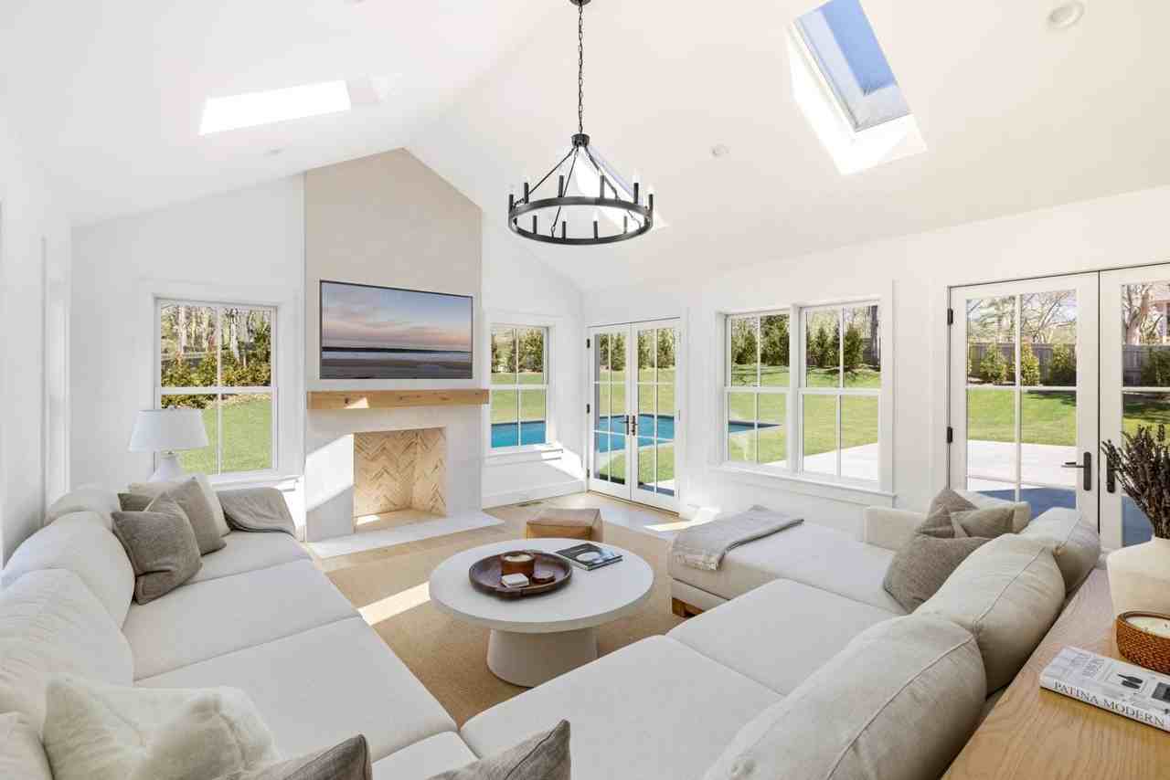 571 Pantigo Rd - Photo 7 of 19