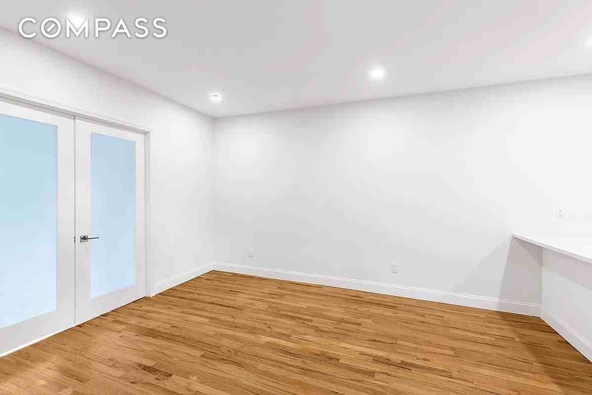 1097 Park Pl #1 - Photo 4 of 9