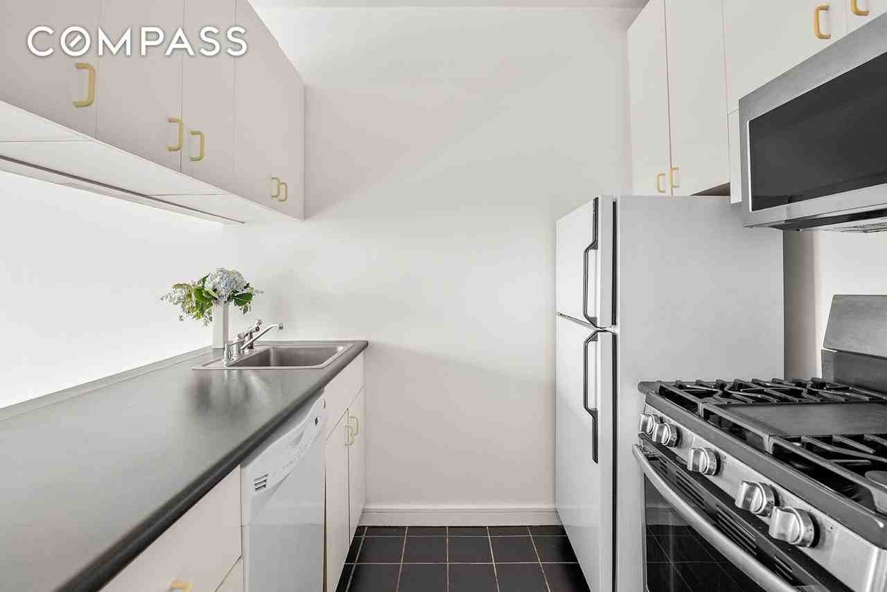 360 E 88th St #10A - Photo 4 of 7