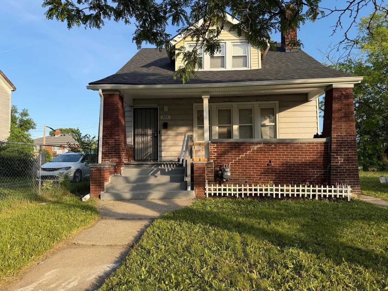 2315 Tuxedo St - Photo 2 of 15