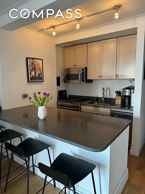 433 W 34th St #6K - Photo 3 of 10