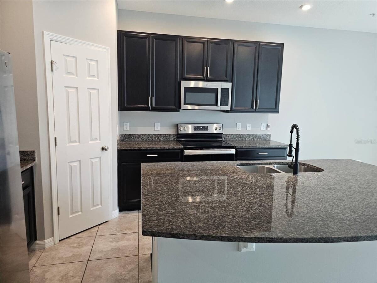 10548 Salt Grove St - Photo 4 of 22