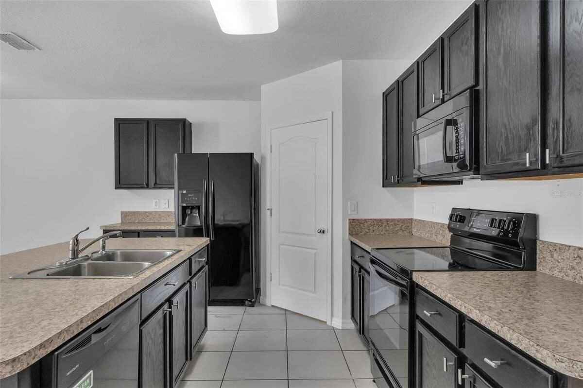 1828 Partin Terrace Rd - Photo 4 of 35