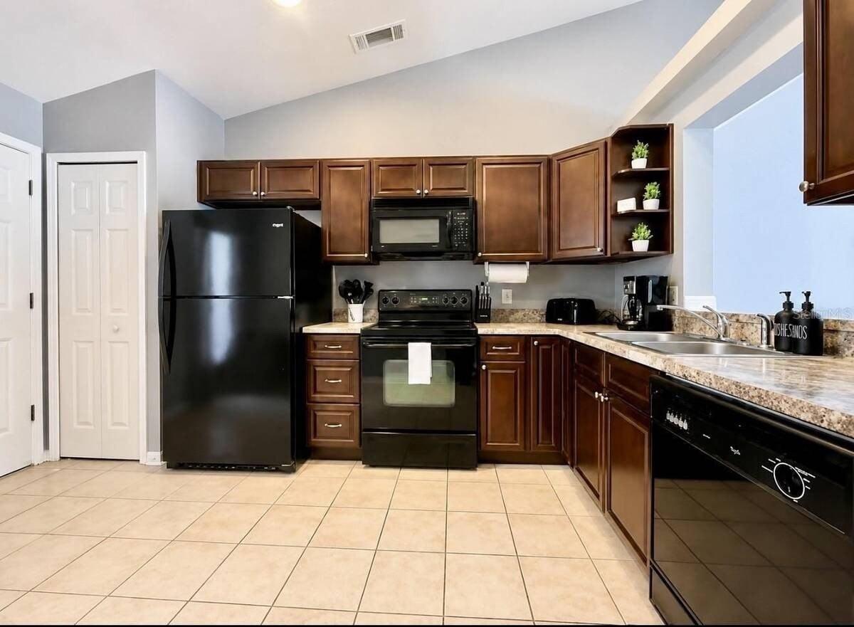 142 Glasgow Ct - Photo 2 of 6