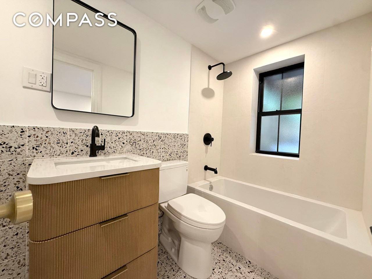 174 Hall St - Photo 5 of 7