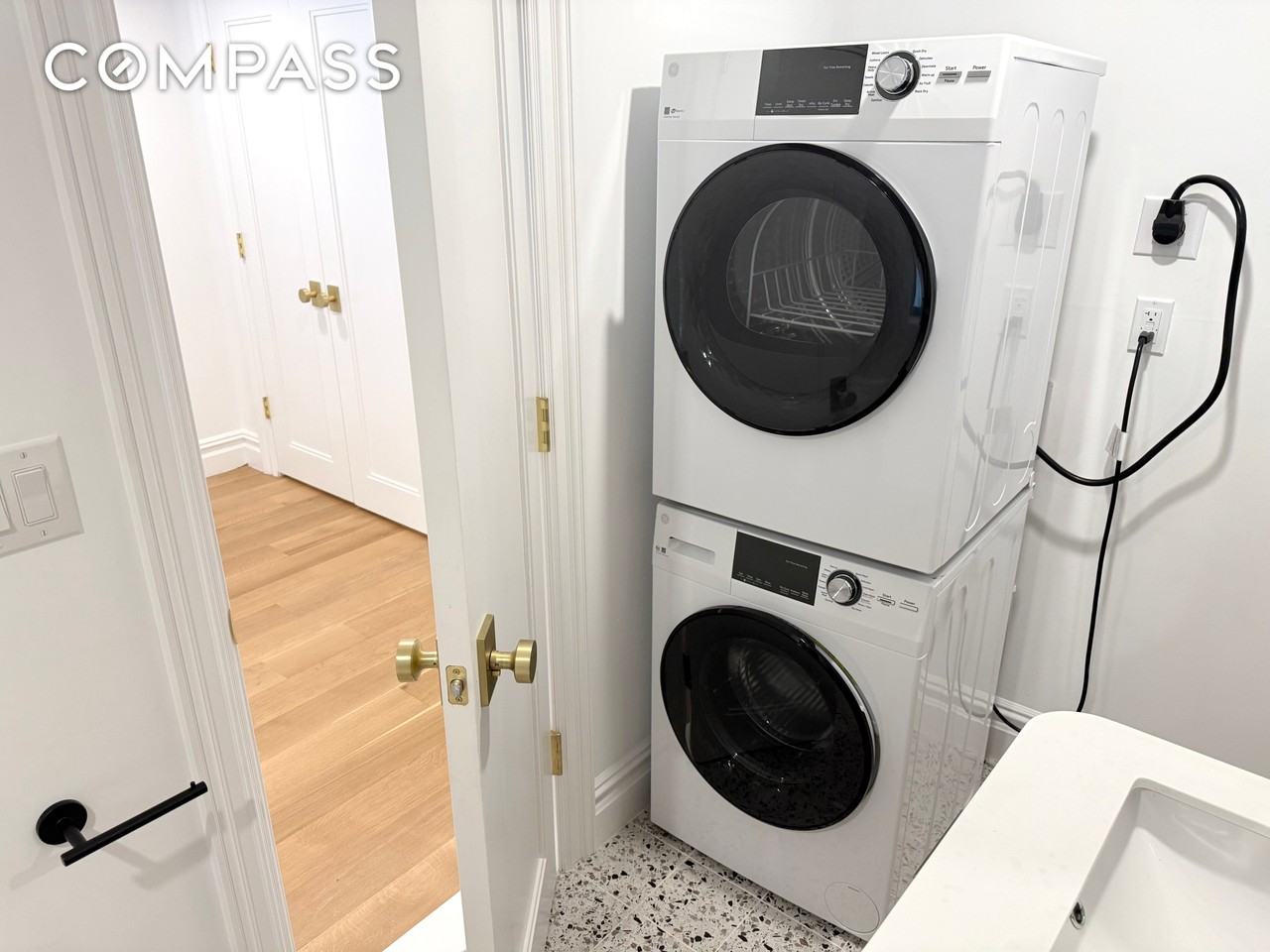 174 Hall St - Photo 6 of 7