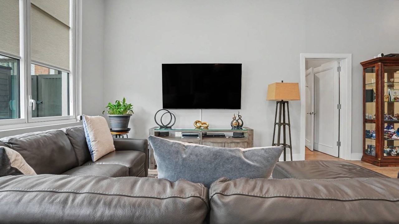 100 Garvies Point Rd #1005 - Photo 3 of 40