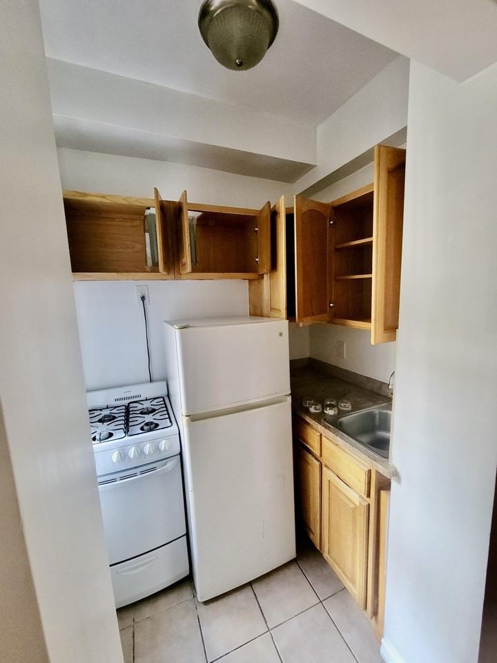 201 E 35th St #6G - Photo 2 of 5