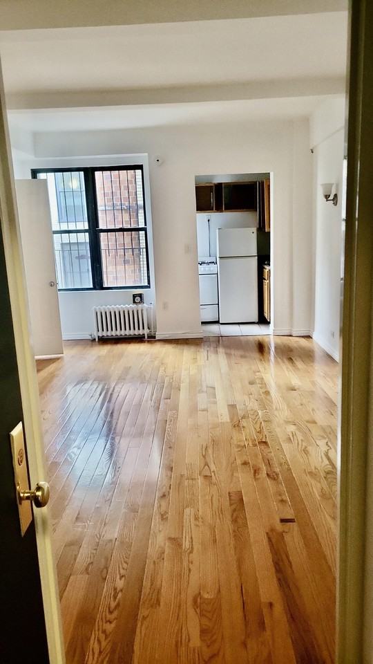 201 E 35th St #6G - Photo 3 of 5