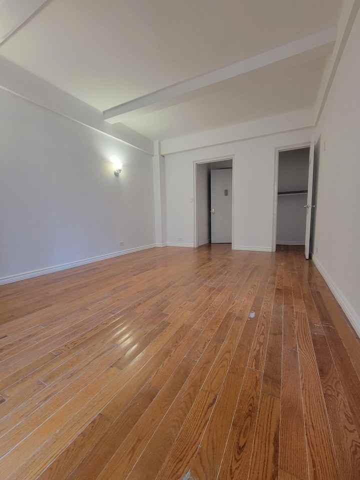 201 E 35th St #6G - Photo 4 of 5