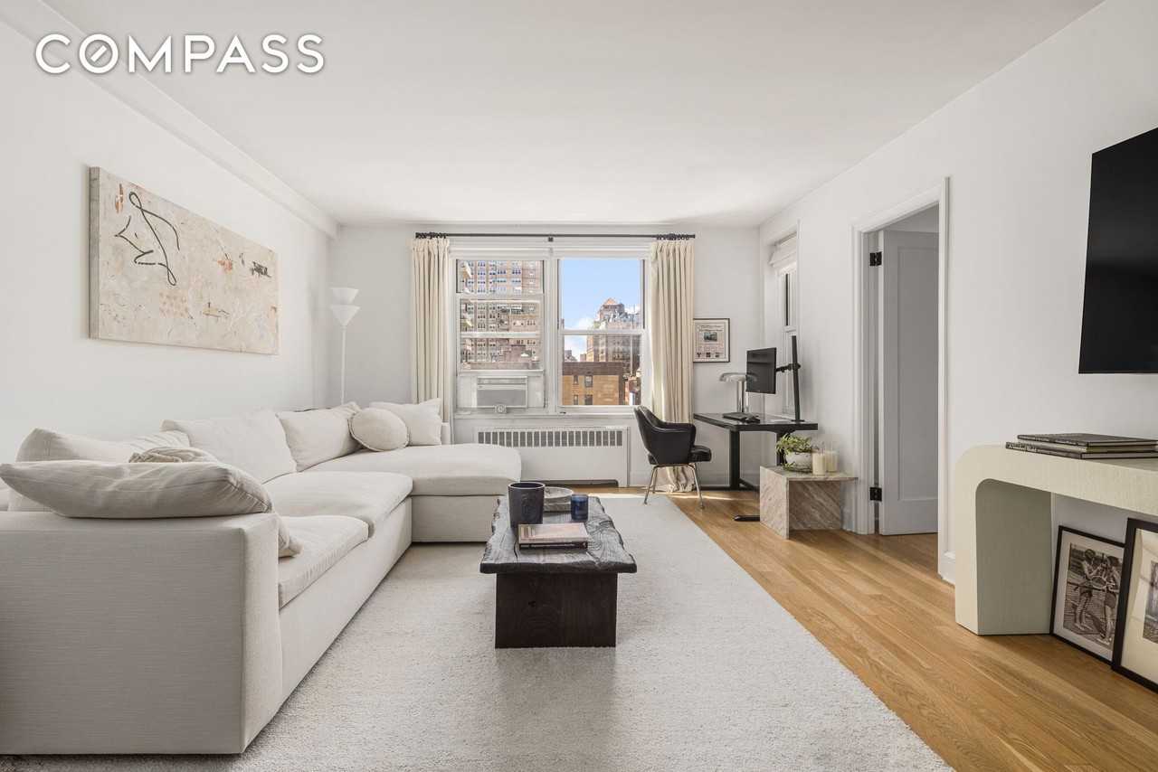 60 E 9th St #638 - Photo 2 of 11