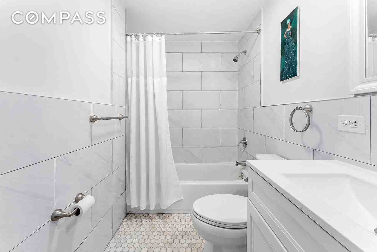 2551 Crescent St #1 - Photo 5 of 8