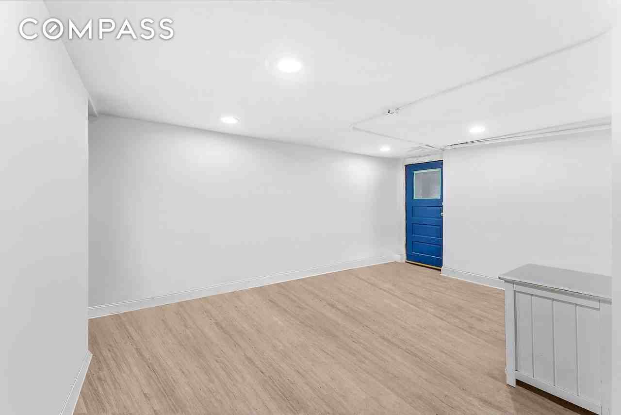 2551 Crescent St #1 - Photo 7 of 8