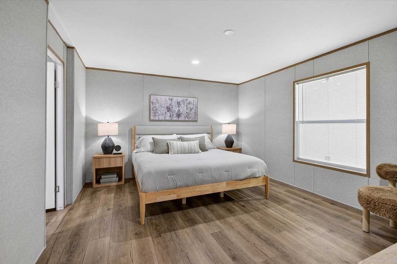111 Lincoln St - Photo 2 of 9