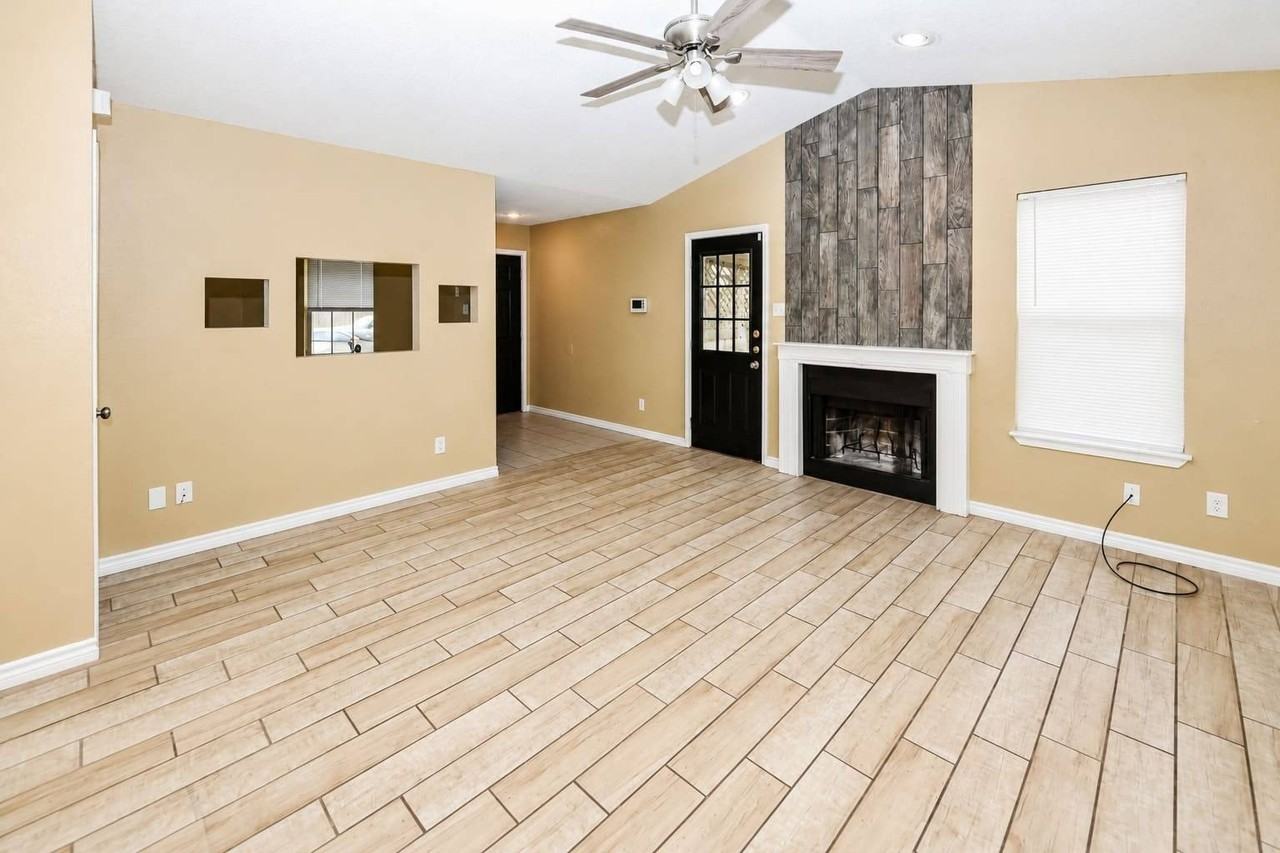 2213 Dickens Dr - Photo 4 of 16