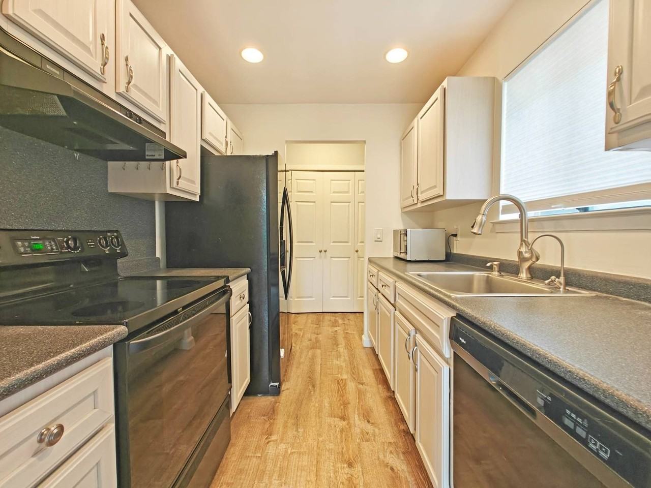 15 Granada Cres #15 - Photo 3 of 12