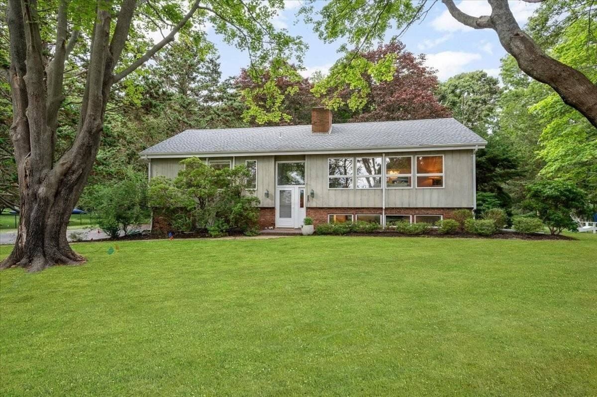 19 Peconic Ave - Photo 2 of 44