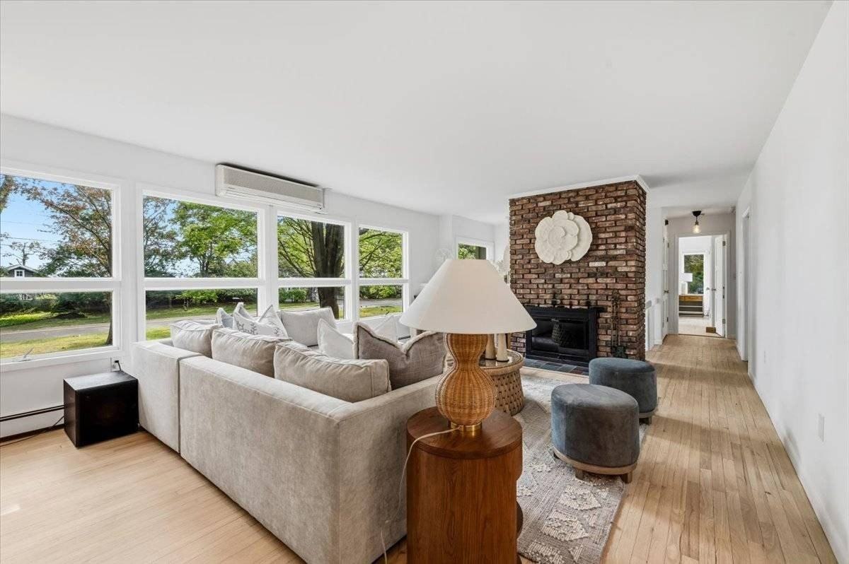 19 Peconic Ave - Photo 7 of 44