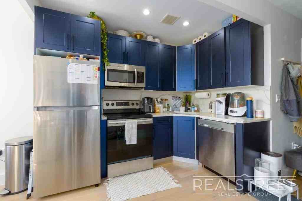 645 Knickerbocker Ave #4 - Photo 3 of 12