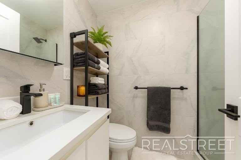645 Knickerbocker Ave #4 - Photo 7 of 12