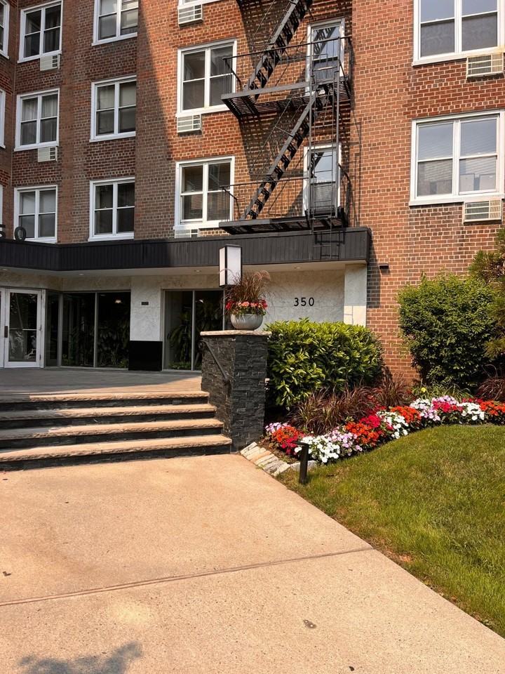 350 Richmond Ter #2H - Photo 2 of 18