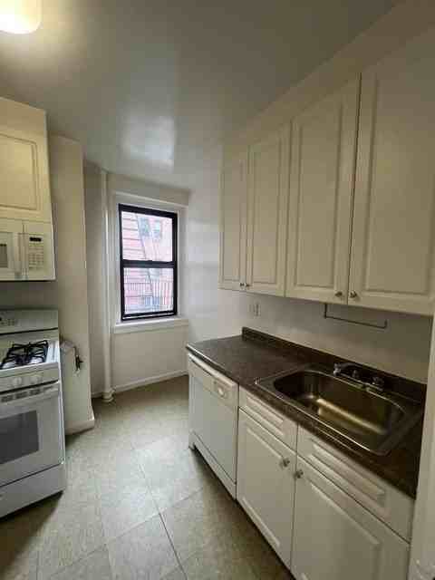 625 Gramatan Ave #3T - Photo 3 of 8