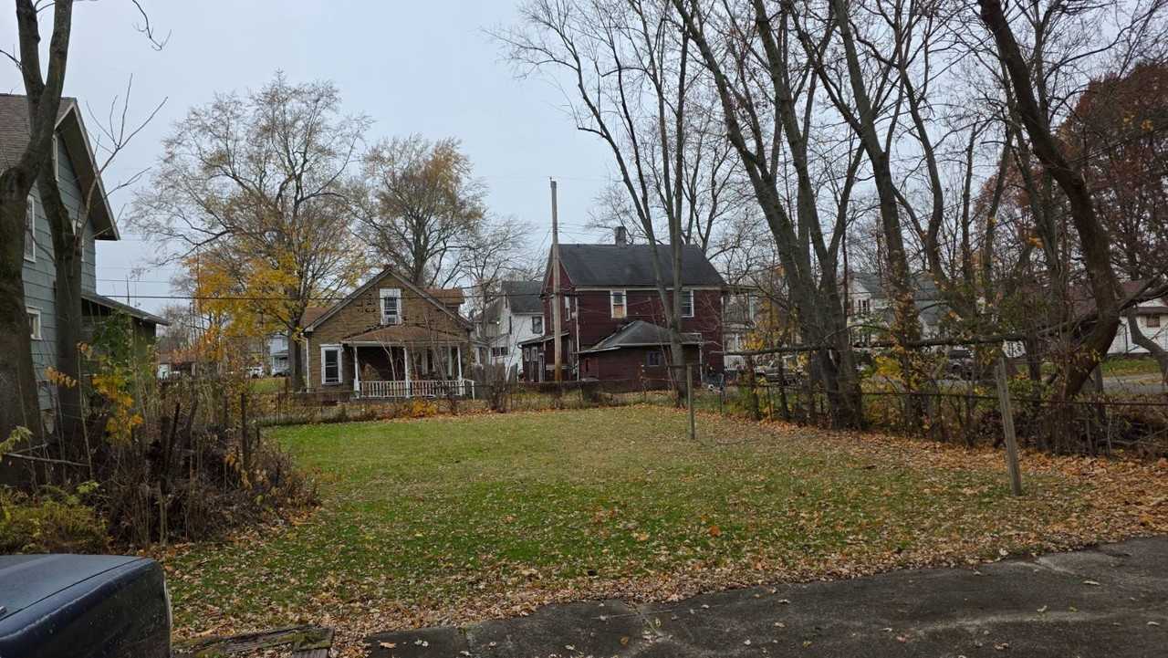 915 S Freedom Ave - Photo 3 of 11