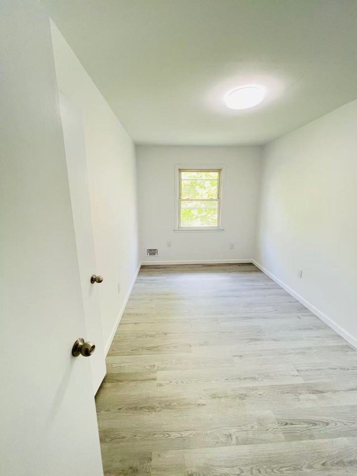 5724 Cloverdale Blvd #2FL - Photo 7 of 10