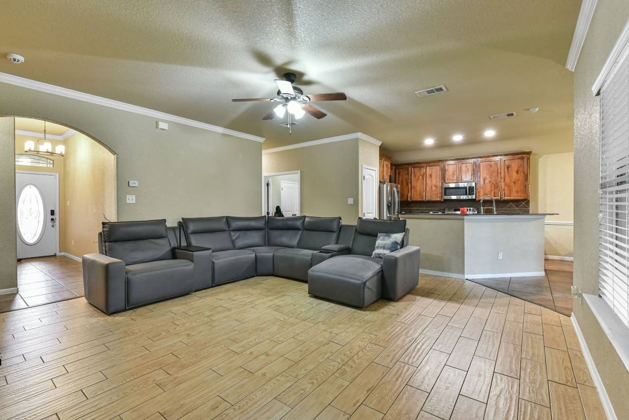 3410 Horizon St - Photo 3 of 21